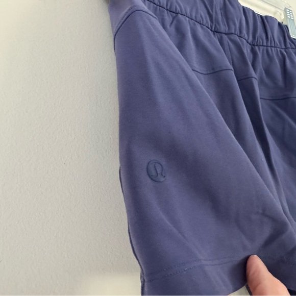 lululemon women’s shorts Track That Mid Navy Blue - Size 4 - EUC - Picture 3 of 4